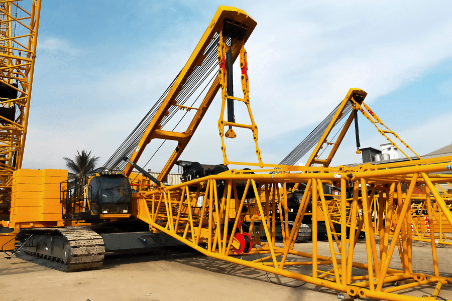 Perbedaan Crawler Crane vs Mobile Crane, Mana Lebih Baik?