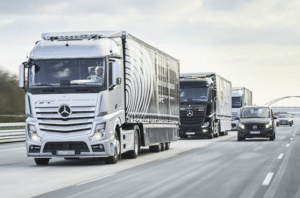 Read more about the article Alasan Truk Berjalan Beriringan di Jalan Raya