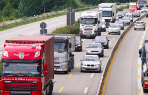 Read more about the article Tips Menjaga Jarak Aman saat Berkendara di Belakang Truk