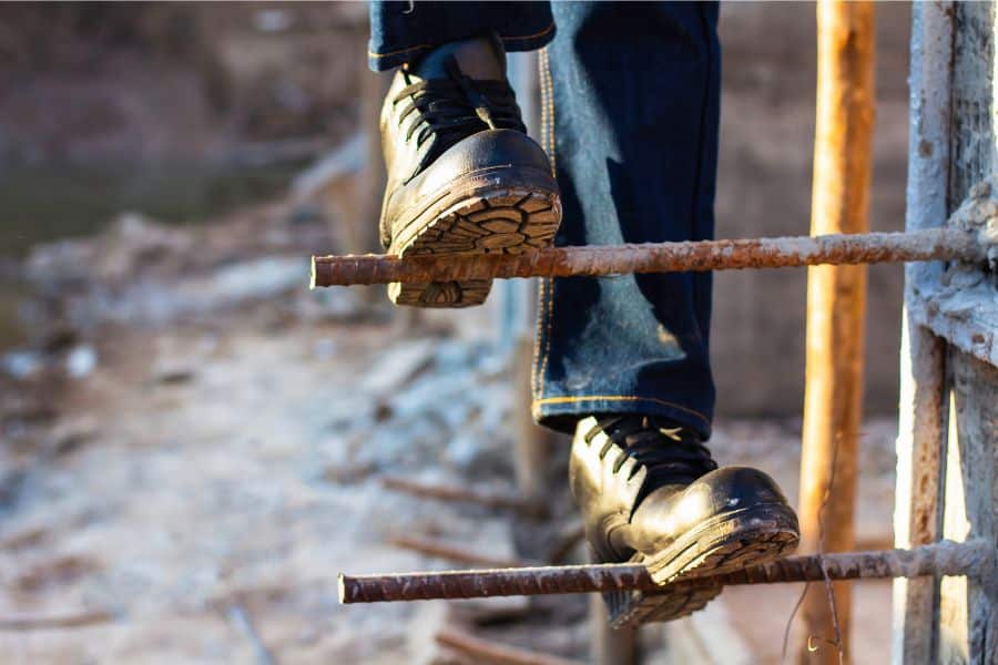 Memilih Sepatu Safety Caterpillar untuk Keselamatan Kerja