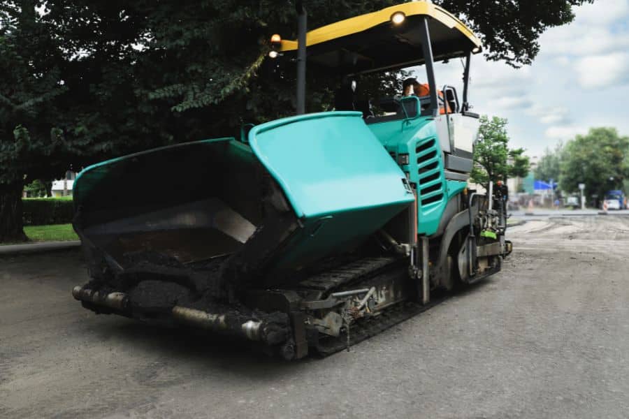 Alat Berat Asphalt Finisher: Fungsi dan Tips Perawatannya