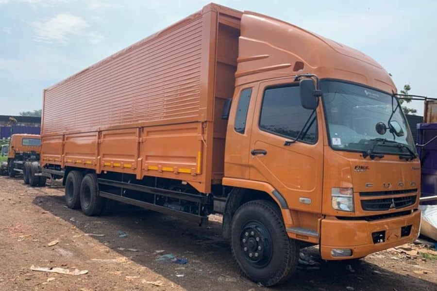 5 Keunggulan Truk Tronton Wing Box untuk Logistik