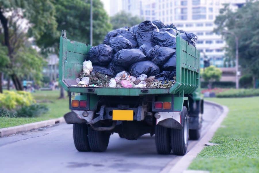 Mengenal Truk Pengangkut Sampah: Jenis hingga Merknya