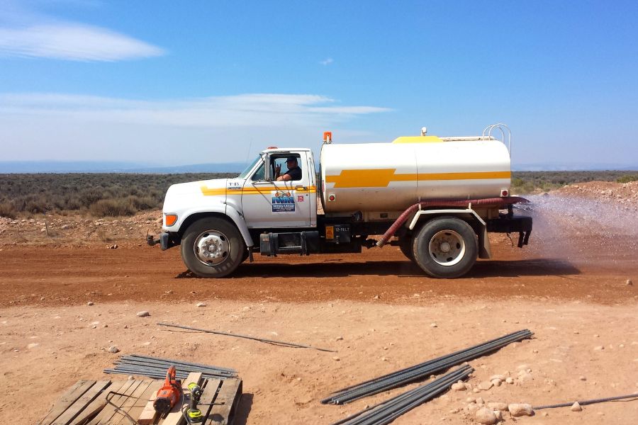 Mengenal Truk Tangki: Fungsi, Jenis, dan Merk Populernya