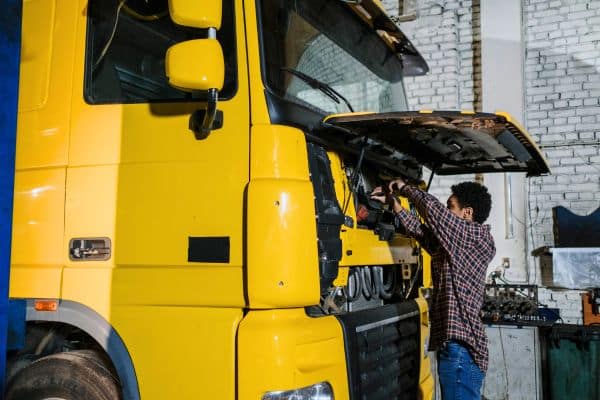 7 Pentingnya Service Berkala untuk Truk, Jangan Diabaikan